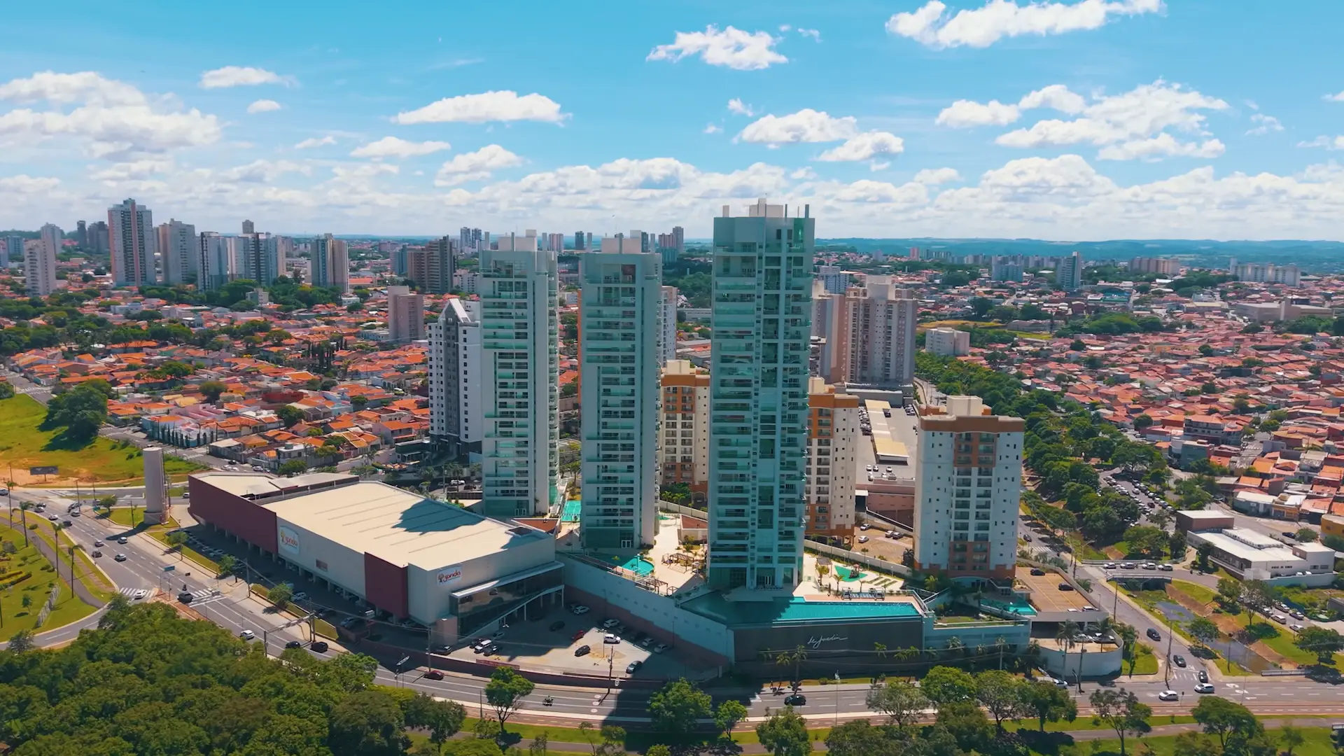 Vista aérea de bairro vertical, com prédios residenciais e a mancha urbana ao fundo