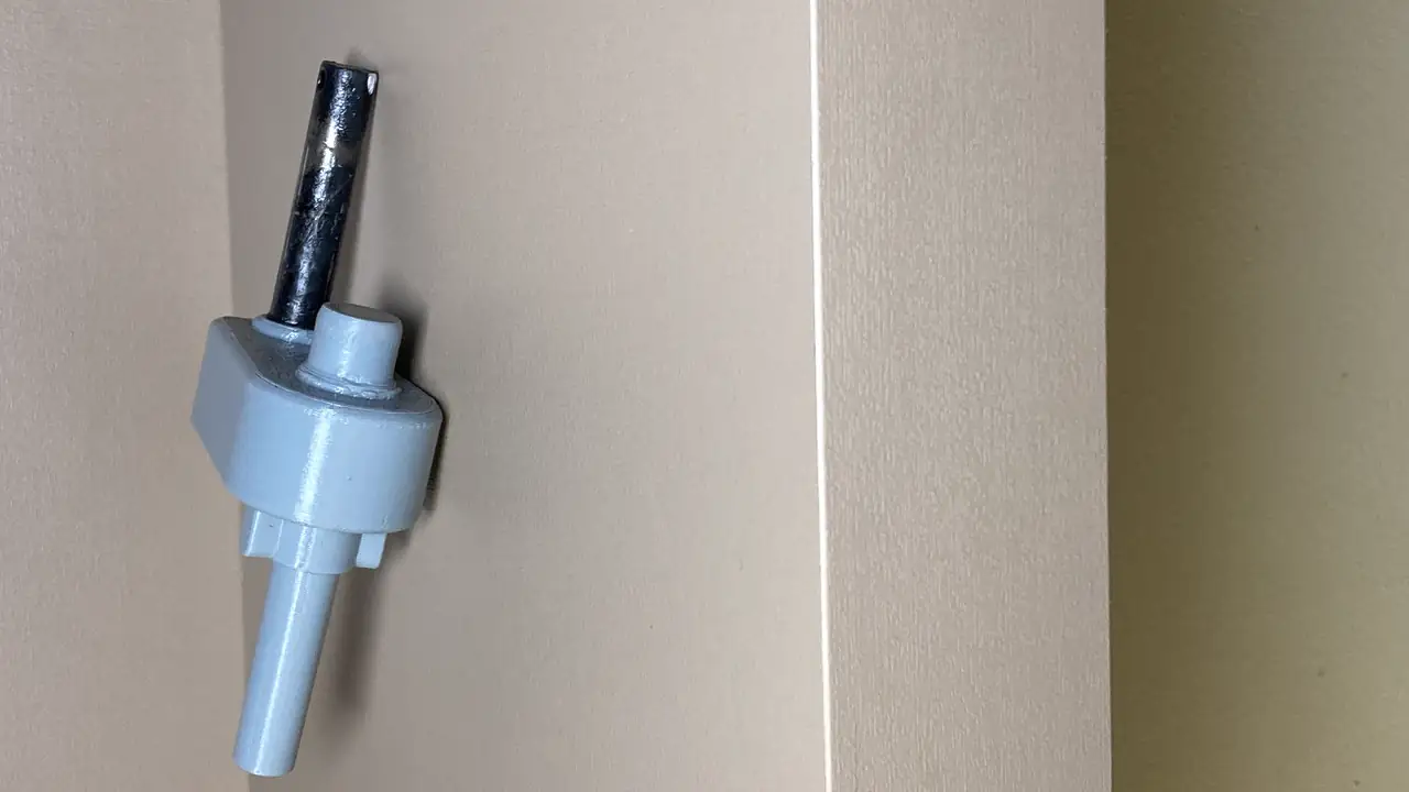 Conexão cinza impressa em 3D, com corpo cônico e espigão cilíndrico na extremidade